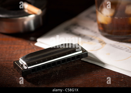 De l'harmonica avec le whisky et la cigarette Banque D'Images