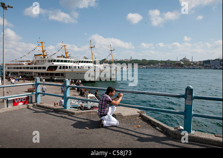 Vue depuis le côté de Galata à l'ancienne avec la célèbre Mosquée de Sultanahmet et la corne d'or au premier plan. Banque D'Images
