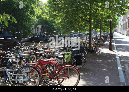 Les vélos garés le long d'un canal à Amsterdam Banque D'Images