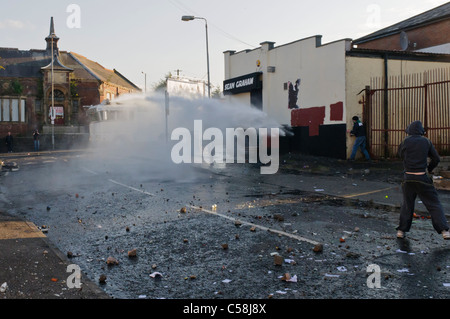 Canon à eau de la police disperse des manifestants Banque D'Images