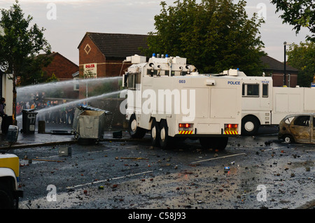 Canon à eau de la police disperse des manifestants Banque D'Images