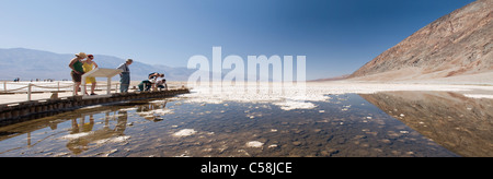 Badwater, la vallée de la mort, National Park, California, USA, United States, Amérique du Nord, les touristes, le lac Banque D'Images