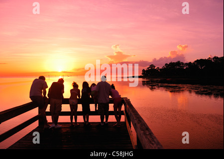 Les gens, la pêche, la pêche, le Pier, le parc de Bayport, au crépuscule, de l'île Pine, près de Spring Hill, Florida, USA, United States, Amérique, coucher du soleil Banque D'Images