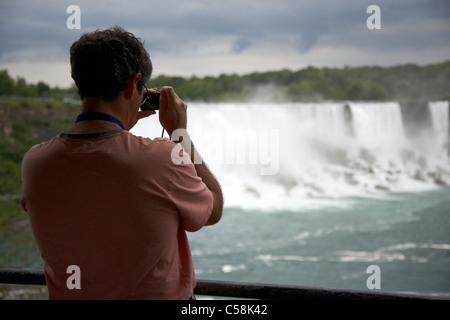 Prise de photos touristiques mâle de l'american et Bridal Veil Falls Niagara Falls ontario canada Banque D'Images