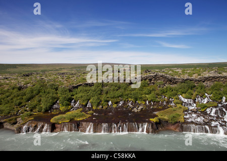 Chutes de Hraunfossar ou de lave, près de Husafell Islande. Ces belles falls viennent de sous le champ de lave à proximité Banque D'Images