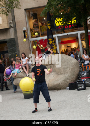 Man with big balls juggling act sur la principale rue commerçante Meir à Anvers, Belgique Banque D'Images