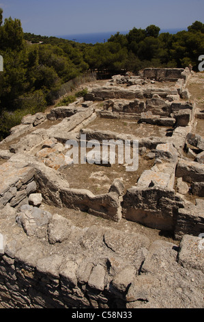 La Grèce. L'île d'Aegina. Temple d'Aphaia (5e-6e siècles avant J.-C.). Les fondations. Banque D'Images