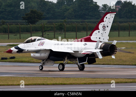 Nombre7 de l'équipe de démonstration de l'USAF Thunderbirds désactive la piste en service à RAF Waddington Banque D'Images