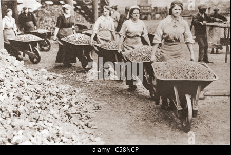 Poussant les brouettes et les femmes travaillant comme ouvriers tandis que les hommes étaient partis à la lutte, au cours de la première guerre mondiale. Banque D'Images