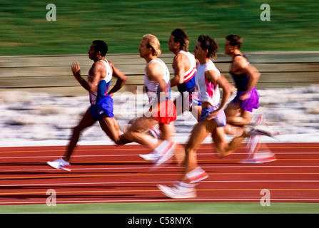 Hommes en compétition dans une course sur piste. Banque D'Images