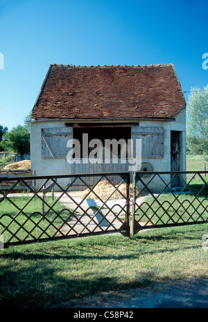 Stable pour chevaux sur ferme à Vermenton, Région : Bordeaux, France. Banque D'Images