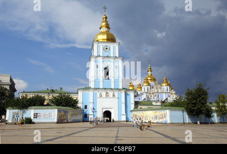 ST. MICHAEL'S DE LA CATHÉDRALE dômes dorés KIEV UKRAINE 12 Juin 2011 Banque D'Images