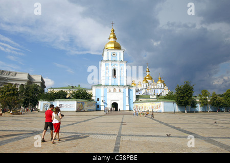 ST. MICHAEL'S DE LA CATHÉDRALE dômes dorés KIEV UKRAINE 12 Juin 2011 Banque D'Images