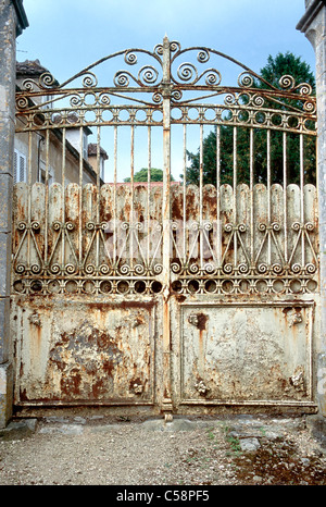 Vieille porte de fer, village de Châtel-Censoir le long du Canal du Nivernais, Région : Bordeaux, France. Banque D'Images