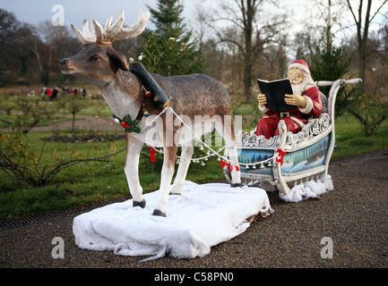 Sculpture du Père Noël dans son traîneau de rennes, Potsdam, Allemagne Banque D'Images