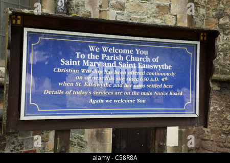 Panneau de bienvenue sur l'église paroissiale de St Mary et St Eanswythe Coquelles Banque D'Images