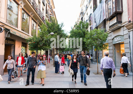 Les gens marcher dans la Calle de Fuencarral, Madrid, Espagne Banque D'Images