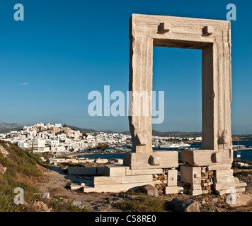 La Portara ou porte du temple de la ville de Naxos en arrière-plan, Naxos, Cyclades, Grèce Banque D'Images