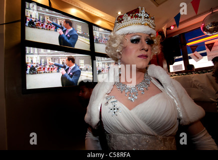 Célébrations dans Soho pub pour le Mariage Royal de William et Kate Banque D'Images