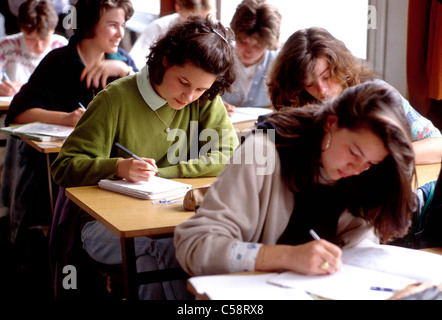 Les élèves du secondaire dans la salle de classe, du Lycée Anguier, Région : Bordeaux, France. Banque D'Images