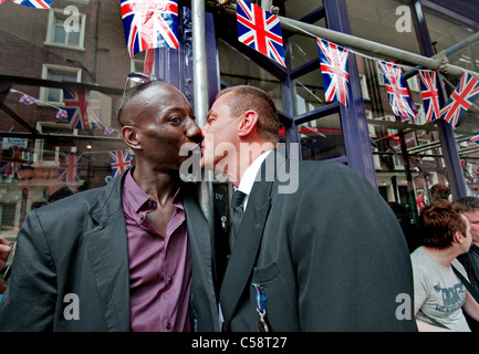 Mixed Race couple gay en dehors de pub à Compton Street Soho Londres Banque D'Images