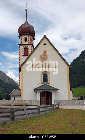 L'église catholique dans le charmant village de montagne autrichienne vent près de Sölden, Ötztal, Autriche Banque D'Images