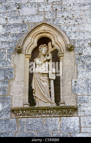 Sculpture de Saint Helena tenant une croix à l'extérieur de l'église sur l'île de Lundy, Devon, Angleterre Royaume-uni en mars - Eglise St Helens Banque D'Images