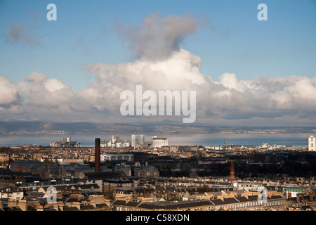 À la recherche sur l'Edinburgh vers le Firth of Forth et Fife sur un jour nuageux mais ensoleillé Banque D'Images