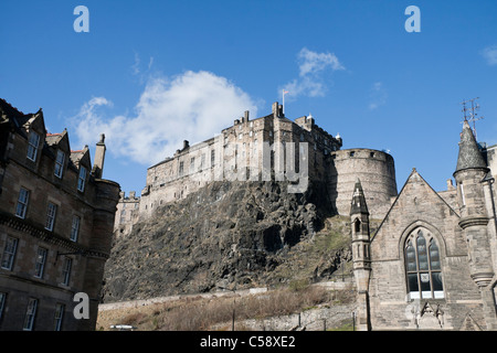Une vue sur le côté ouest du château d'Édimbourg, vu depuis le Grassmarket Banque D'Images