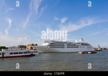 Bateau de croisière Silver Cloud vient de la Tamise, Londres, direction St Katherines Dock Banque D'Images