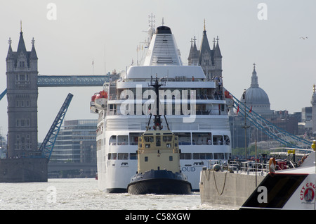 Bateau de croisière Silver Cloud vient de la Tamise, Londres, direction St Katherines Dock Banque D'Images