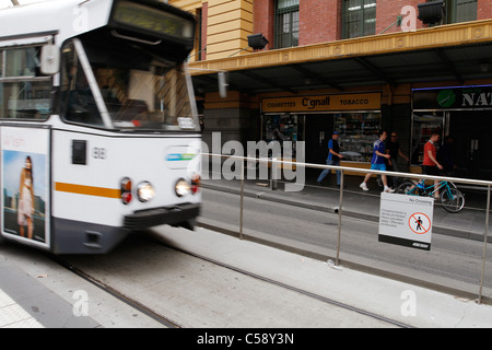 L'étiquette aucun passage à niveau. Avertissement contre la traversée de la voie de tramway à Melbourne, Australie. Banque D'Images