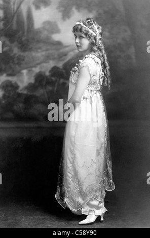 Mary Pickford, star du cinéma muet américain, portrait en pied, orienté vers la gauche, vers 1915 Banque D'Images