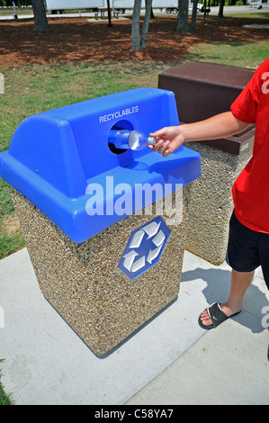 Une personne recycle un # 1 bouteille de soda pop Banque D'Images