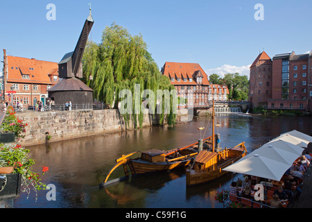 Le vieux port avec les bateaux traditionnels, l'ancienne grue, Luener Muehle et Abtsmuehle, Lunebourg, Basse-Saxe, Allemagne Banque D'Images