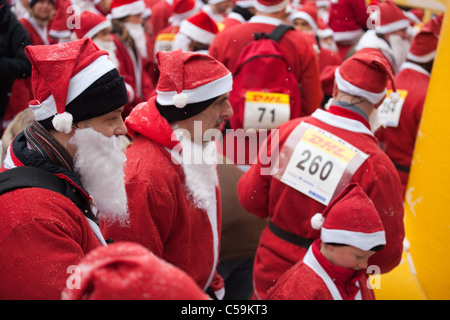 RIGA, Lettonie - 12 décembre : Les participants de la troisième édition annuelle de Santas Fun Run & Marche à Riga, Lettonie, 12 Décembre, 2010 Banque D'Images
