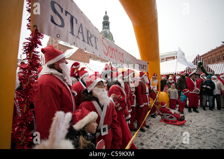 RIGA, Lettonie - 12 décembre : Les participants de la troisième édition annuelle de Santas Fun Run & Marche à Riga, Lettonie, 12 Décembre, 2010 Banque D'Images