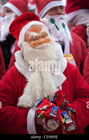 RIGA, Lettonie - 12 décembre : Les participants de la troisième édition annuelle de Santas Fun Run & Marche à Riga, Lettonie, 12 Décembre, 2010 Banque D'Images