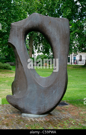 La scuplture par Naomi Blake à Fitzroy Square, Fitzrovia, Londres, UK Banque D'Images