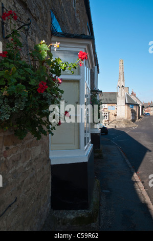 La Reine Eleanor Cross se trouve dans le centre du village de Geddington près de Kettering dans le Northamptonshire, Angleterre Banque D'Images