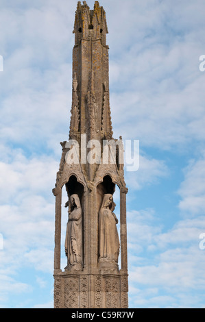 Une vue détaillée de la Reine Eleanor richement sculpté Croix dans le village de Geddington dans le Northamptonshire, Angleterre Banque D'Images