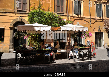 Italie, Rome, quartier Monti, via del Boschetto, café en plein air Banque D'Images