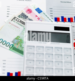 Close-up of Calculator, les billets de banque et des graphiques financiers Banque D'Images