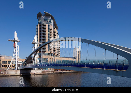 Vue sur Lowry Pont vers Lowry Theatre et Lowry Outlet Mall, Salford, Greater Manchester, Angleterre Banque D'Images