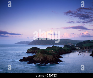 Lumière du crépuscule sur Sextons Burrow et Watermouth près de Combe Martin vue de Widmouth Head. Devon, Angleterre. Les falaises d'Exmoor peuvent être vues au loin. Banque D'Images