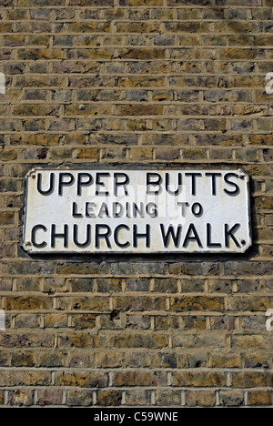 Mégots supérieur menant à l'église de marche, le nom de rue signe dans l'Butts, Brentford, Londres, Angleterre Banque D'Images