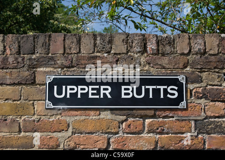 Nom de rue signe pour la région de Butts, une partie de la crosse, Brentford, Londres, Angleterre Banque D'Images
