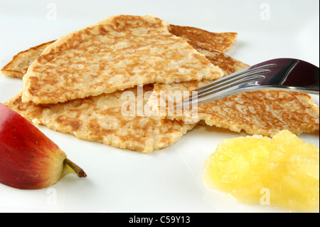 Des crêpes faites maison avec la tranche de pomme et la compote de pomme Banque D'Images