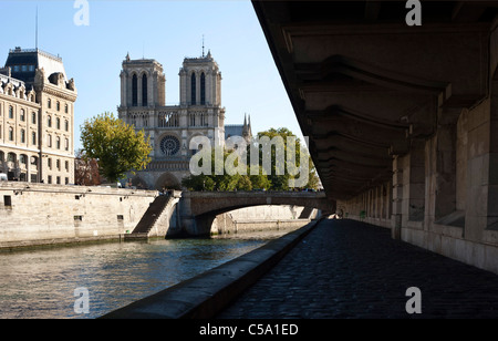 Chemin de la TOE à côté de la Seine et Notre Dame de Paris. La France. Banque D'Images