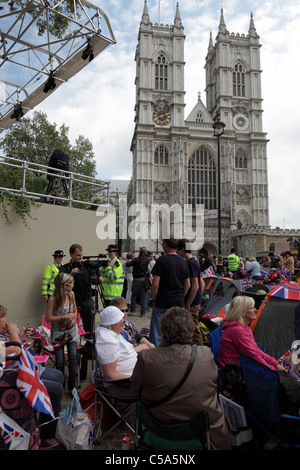 L'abbaye de Westminster, le London lieu de Kate et du Prince William Mariage Royal,fidèles fans ont aussi vu à la veille du grand jour. Banque D'Images